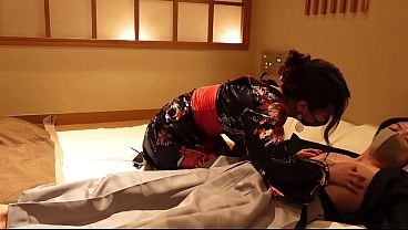 花魁彼女に濃厚フェラ抜きされ射精寸前！上目遣いとねっとり舌使いが気持ち良過ぎて我慢できずに大量ザーメン　コスプレ　着物　デカチン　フェラチオ　痴女　淫乱　日本人　個人撮影　素人　カップル　えむゆみ